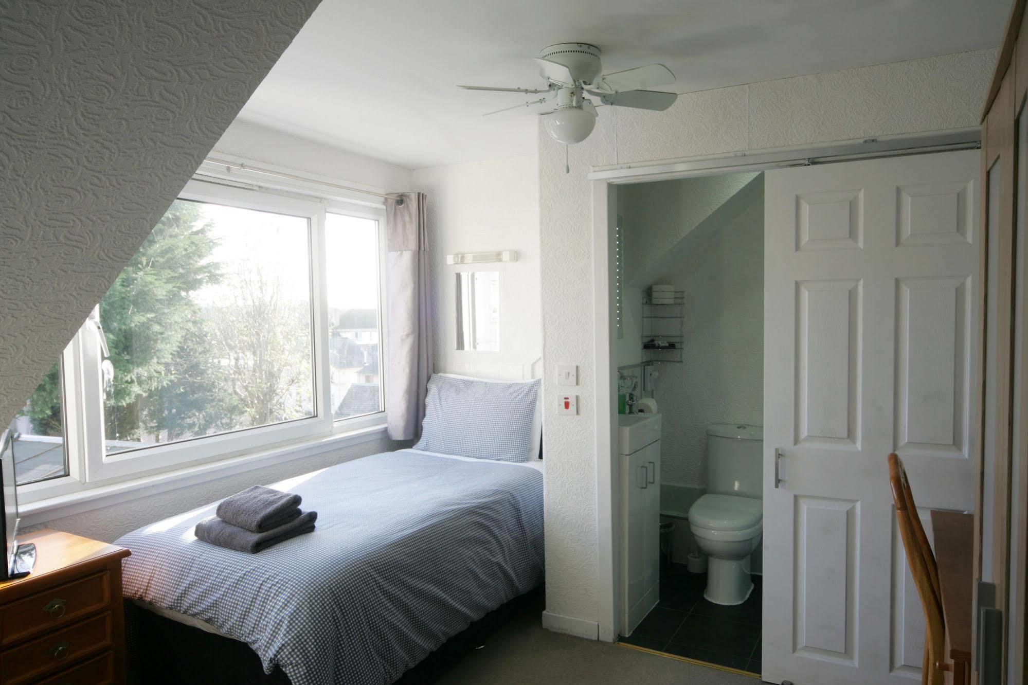 Dean Park Guest House Kilmarnock Exteriör bild