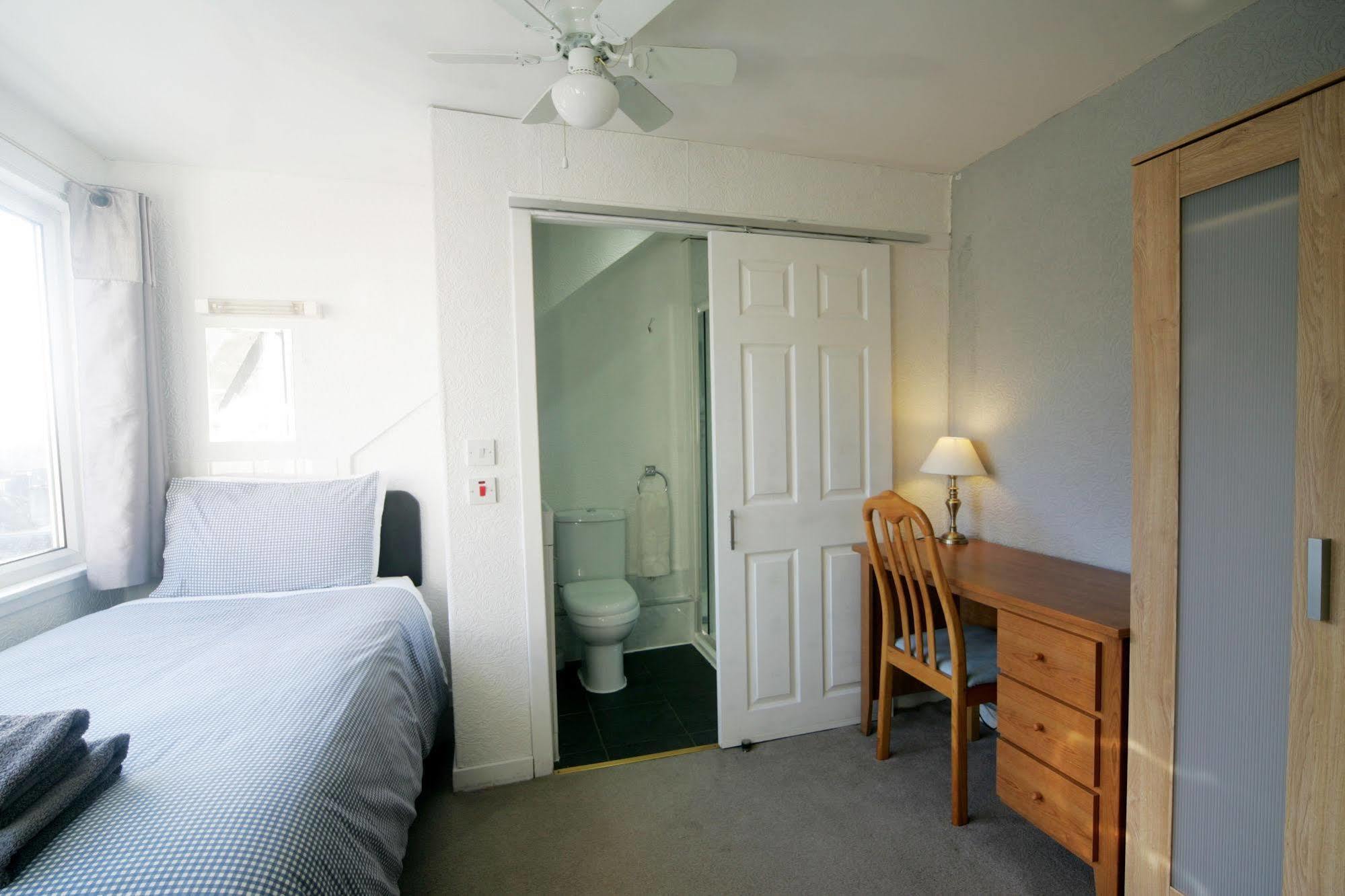 Dean Park Guest House Kilmarnock Exteriör bild